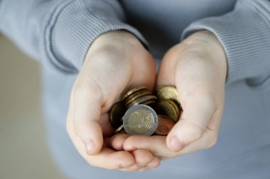 Avro paraları çocukların elinde, yakın plan. Yüksek kalite fotoğraf