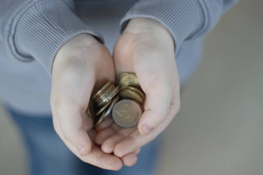 Avro paraları çocukların elinde, yakın plan. Yüksek kalite fotoğraf