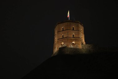 Vilnius, Litvanya, 22 Aralık 2025 Gediminas Kulesi, gece bayrağıyla. Yüksek kalite fotoğraf