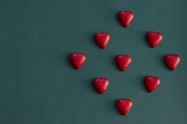 Kırmızı kalp çikolatası koyu arkaplanda desenli. Yüksek kalite fotoğraf