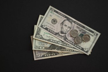 Siyah arka planda Amerikan doları banknotları ve bozuk paralar. Yüksek kalite fotoğraf