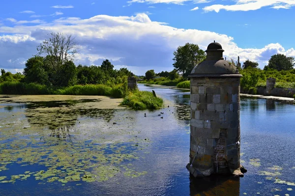 Steinsäule im Fluss — Stockfoto