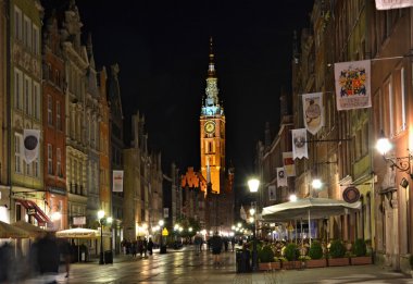 Gdansk (Danzig) şehir - Polonya. Akşam renkli bir kule ile ışıklı eski şehir merkezi