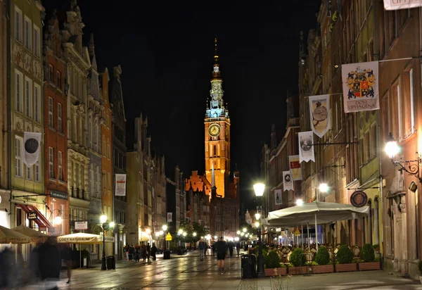 Danzig (danzig) Stadt - Polen. beleuchtete Altstadt mit farbigem Turm am Abend — Stockfoto