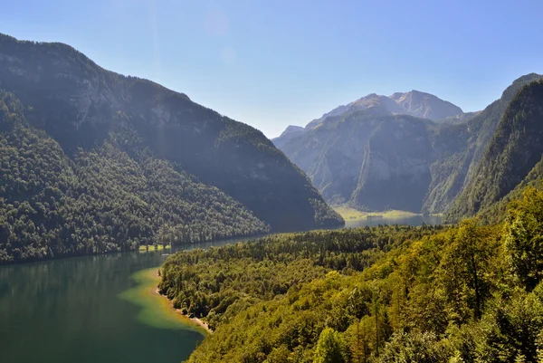 Podívejte se na malém ostrově se stromy v jezeře s mlhou kolem na ráno. Německo - jezero Königssee. — Stock fotografie