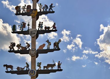 Gölün sis ile ağaçlarda ile küçük bir adada sabah bakıyorum. Avusturya