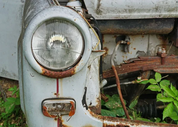 Автомобільна Аварія Розпалася Від Корозії Вирощеної Зеленими Рослинами Деталі Фари — стокове фото