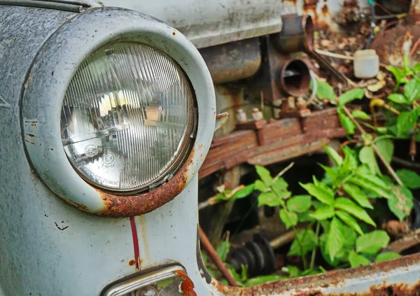 Автомобільна Аварія Розпалася Від Корозії Вирощеної Зеленими Рослинами Деталі Фари — стокове фото