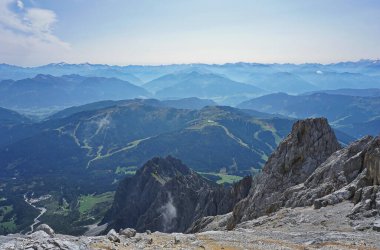 Dağlar - Avusturya 'da Alpler. Berchtesgaden Alpleri 'ndeki Konigsjodler yolu üzerinden. Taştan, molozdan, yamaçtan, kayalardan, kırlardan ve arka planda gri gökyüzünden..