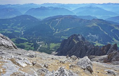 Dağlar - Avusturya 'da Alpler. Berchtesgaden Alpleri 'ndeki Konigsjodler yolu üzerinden. Taşlı ve enkaz yamaçlı arka planda dağlık bölge.