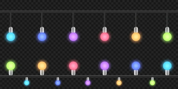 Alacakaranlık karanlığında parlayan renkli festoon iplik ışıkları. Açık hava partisi, etkinlik ya da bahçe dekorasyonu. Şenlikli atmosfer.