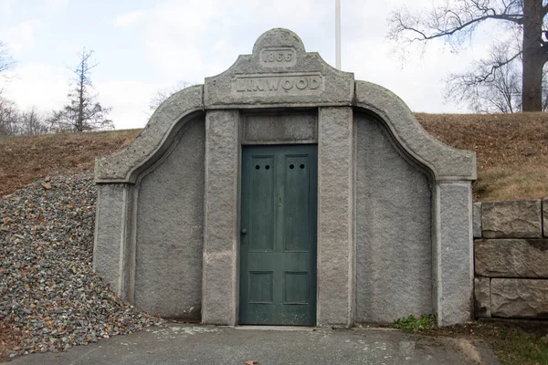 Linwood Mezarlığı 'ndaki Linwood Mezarı, Haverhill MA. Mezarlık 1830 'da kuruldu. Birçok eski ve ilginç mezar ve mezarı olan tarihi bir yer..