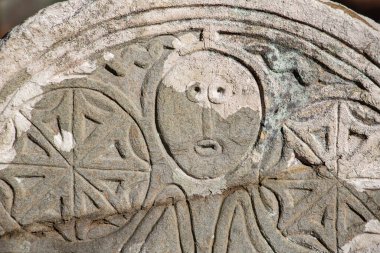 Mezar taşının ayrıntıları Sawyer Hill Gömme Alanı, Newburyport MA. 1695 'te inşa edilmiş. 1700 'lerden kalma güzel oyulmuş mezar taşı. Tarihi konum.