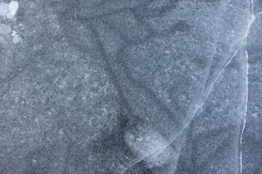 Buzdaki Baloncuklar ve Çatlak Detayları. Buzun içinde bir sürü ilginç çizgi ve hava kabarcığı var. Soyut arkaplan dokusu.