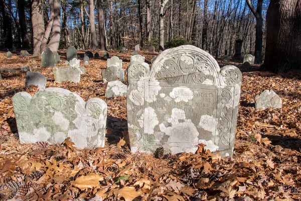 Sawyer Hill Mezarlığı 'ndaki mezar taşlarının detayları, Newburyport MA. 1695 'te inşa edilmiş. 1700 'lerden kalma güzel oyulmuş mezar taşı. Tarihi konum.