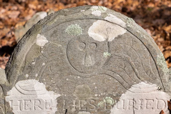 Mezar taşının ayrıntıları Sawyer Hill Gömme Alanı, Newburyport MA. 1695 'te inşa edilmiş. 1700 'lerden kalma güzel oyulmuş mezar taşı. Tarihi konum.