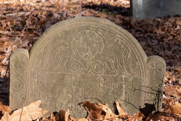Mezar taşının ayrıntıları Sawyer Hill Gömme Alanı, Newburyport MA. 1695 'te inşa edilmiş. 1700 'lerden kalma güzel oyulmuş mezar taşı. Tarihi konum.