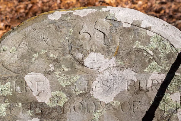 Mezar taşının ayrıntıları Sawyer Hill Gömme Alanı, Newburyport MA. 1695 'te inşa edilmiş. 1700 'lerden kalma güzel oyulmuş mezar taşı. Tarihi konum.