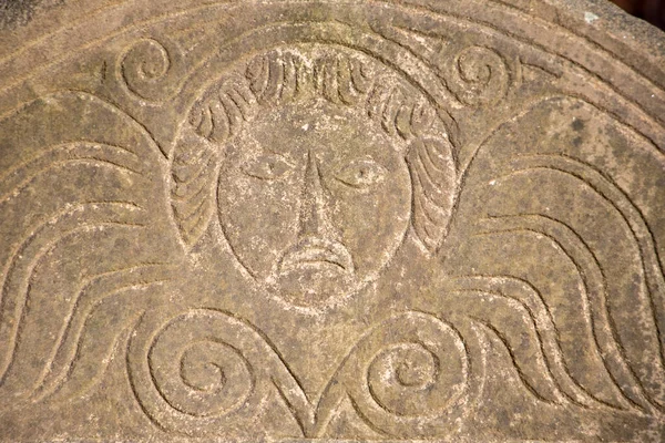 Mezar taşının ayrıntıları Sawyer Hill Gömme Alanı, Newburyport MA. 1695 'te inşa edilmiş. 1700 'lerden kalma güzel oyulmuş mezar taşı. Tarihi konum.