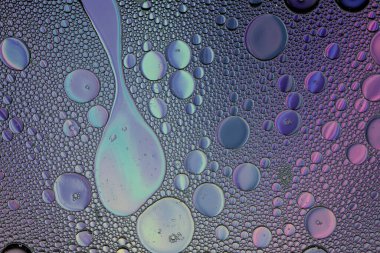 Mavi ve Mor Yağlı ve Su Soyut Duvar Kağıdı Dokuları. Yağlı kabarcıklar ve kabarcıklar bir sürü yumuşak güzel renkler içerir. Benzersiz eğlenceli resim.