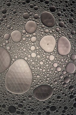 Siyah ve Beyaz Yağlı ve Su Soyut Duvar Kağıdı Dokuları. Yağ kabarcıkları ve kabarcıklar bir sürü parlak canlı güzel tasarımlar içerir. Benzersiz eğlenceli resim.