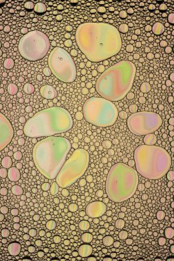 Gökkuşağı Yağlı ve Su Soyut Duvar Kağıdı Dokuları. Yağlı kabarcıklar ve kabarcıklar bir sürü yumuşak güzel renkler içerir. Benzersiz eğlenceli resim