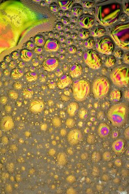 Gökkuşağı köpüklü duvar kağıdı arka plan dokusu. Bir sürü canlı güzel renkler içeren kabarcıklar. 