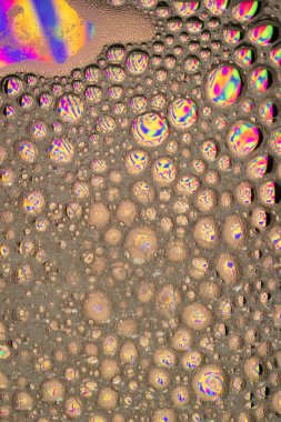 Gökkuşağı köpüklü duvar kağıdı arka plan dokusu. Bir sürü canlı güzel renkler içeren kabarcıklar. Soyut eğlenceli resim.