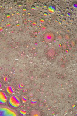 Gökkuşağı köpüklü duvar kağıdı arka plan dokusu. Bir sürü canlı güzel renkler içeren kabarcıklar. Soyut eğlenceli resim.