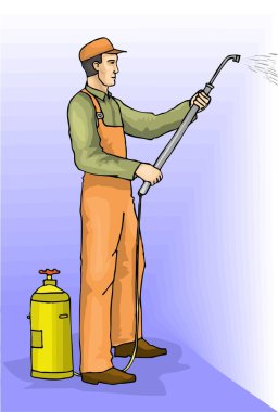 Haşere ilacı uygulamak için sarı bir tanka bağlı sprey kullanan bir haşereci.