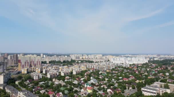 Flygfoto över grön stad med bostadshus. Skjuten i 4K. Ukraina — Stockvideo