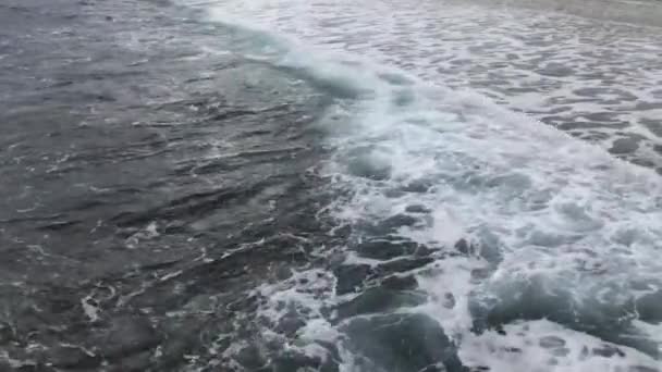 Burzliwe fale w oceanie. 4k — Wideo stockowe