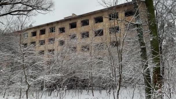 Ormandaki terk edilmiş eski bina. Kış. — Stok video