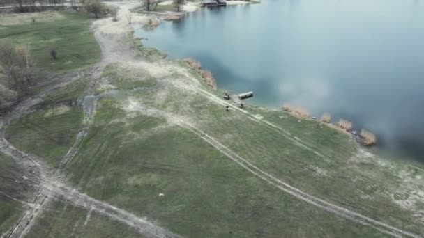 Widok z lotu ptaka trzech motocyklistów na jezioro niebieskie — Wideo stockowe