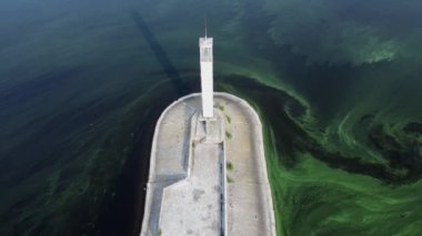 Eski deniz feneri. Algal çiçeği. Yukarıdan aşağıya İHA atışı.