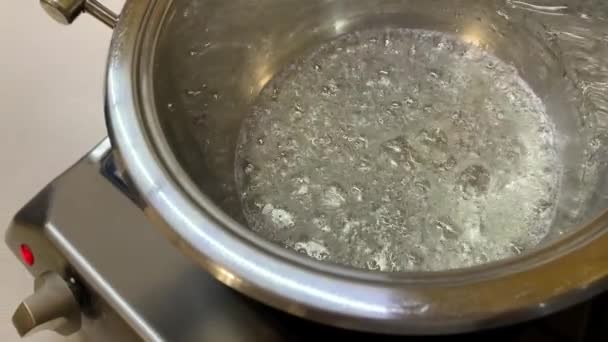Panela de bolhas ferventes de xarope. Preparação do caramelo. — Vídeo de Stock