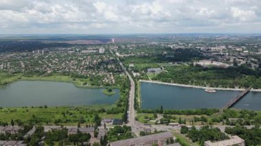 Yaz günü göl ve yeşil manzaralı şehir manzarası