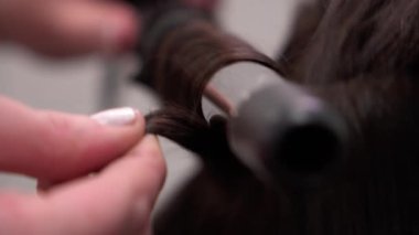 Profesyonel bir güzellik masasının üstündeki tutucularda bulunan makyaj fırçası koleksiyonunun yakın çekimi. Yumuşak doğal ışık makyaj stüdyosunda rahat bir atmosfer yaratır..