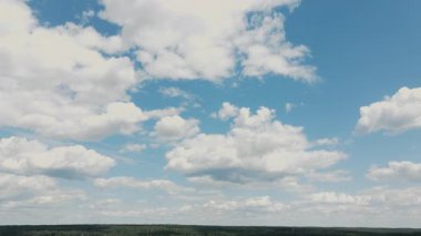 Mavi gökyüzü üzerinde hareket eden beyaz bulutların zamanı, arka plan, tanıtım ve yaratıcı görsel projeler için ideal.