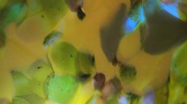 Renkli ışık yansımaları ve pürüzsüz bir dokuya sahip enerjik soyut yüzeyi kapat. Sanatsal makro çekim rüya gibi ve modern görsel arkaplan yaratıyor.