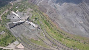 Ağır ekipman, demiryolu rayları ve işleme binaları olan bir maden ocağının insansız hava aracı görüntüleri. Taş ocağı, Kryvyi Rih Ukrayna, 20 Haziran 2020.