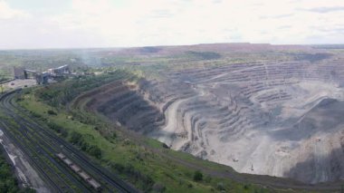 Ağır ekipman, demiryolu ve işleme binaları olan büyük demir cevheri ocağının insansız hava aracı görüntüleri. Taş ocağı, Kryvyi Rih Ukrayna, 20 Haziran 2020.