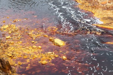 Rio Tinto nehrinde taşlar, Huelva, Endülüs, İspanya