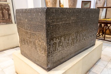 Kahire, Mısır - 15 Eylül 2018: Hiyeroglifli lahit 