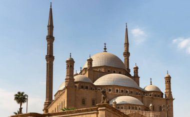 Muhammed Ali Paşa 'nın Büyük Camii veya Alabaster Camii, Kahire' nin en görünür camii olan hareketli silueti ve ikiz minareleri ile Osmanlı Camii 'nin zirvesine kurulmuştur..