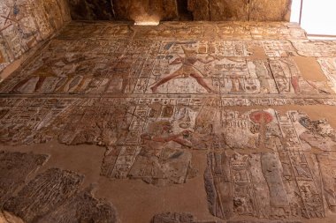 Luxor, Mısır 'daki Krallar Vadisi' nin duvarındaki hiyeroglifler.