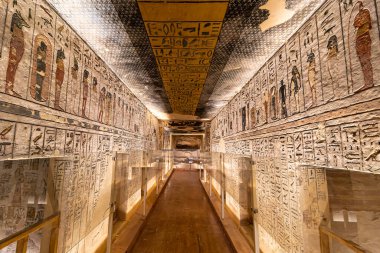 Luxor, Mısır - 11 Eylül 2018: Tomb KV11, Antik Mısır Firavunu III. Krallar Vadisi 'nin ana vadisinde..