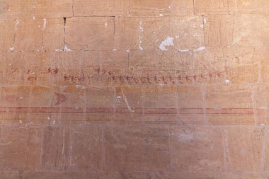 Luxor, Mısır 'daki Krallar Vadisi' nin duvarındaki hiyeroglifler.