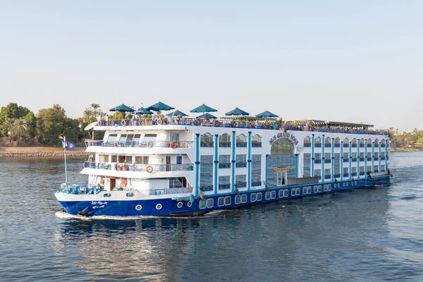 Aswan, Mısır - 16 Eylül 2018: Mısır 'ın orta kesimindeki Aswan' a doğru Nil Nehri boyunca yüzen otel (turist botu) motoru. Yukarı Mısır 'da Luxor ve Aswan arasında turist tekneleri geziyor.