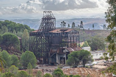 İspanya, Endülüs, Huelva 'daki La Zarza-Perrunal köyünde terk edilmiş bakır, altın ve gümüş madenlerinin kalıntıları